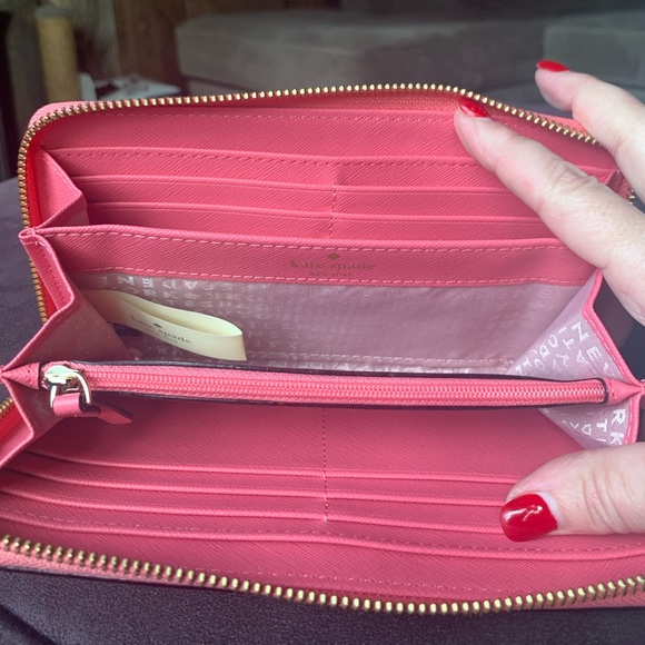 Kate Spade Laurel Way Neda zippered wallet. - Picture 4 of 8